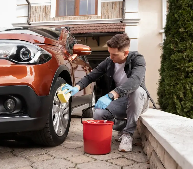Lavage auto à domicile Maizières-lès-Metz : professionnel intervenant sur un véhicule